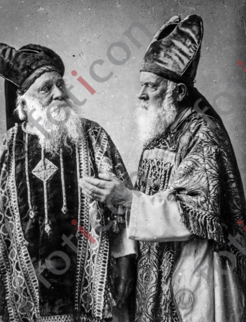 Zwei Priester | Two priests (foticon-simon-105-048-sw.jpg)